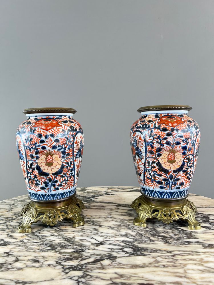 Coppia di vasi in porcellana stile Imari, XIX secolo