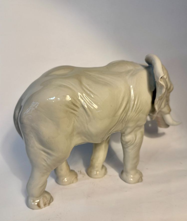 Elephant in Saxon porcelain - Karl Ens - Large model