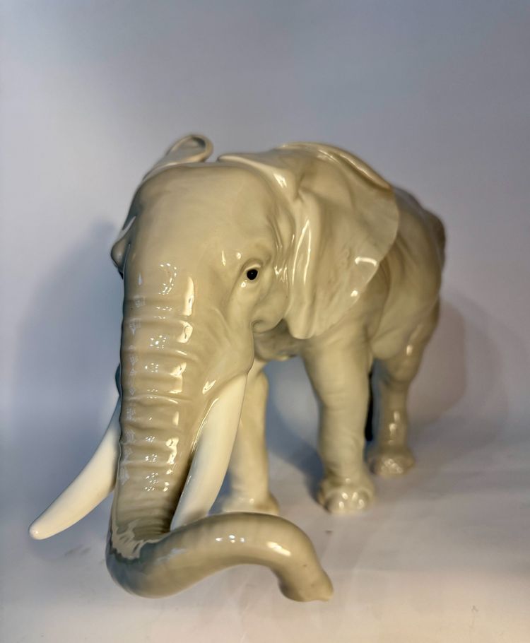 Elephant in Saxon porcelain - Karl Ens - Large model