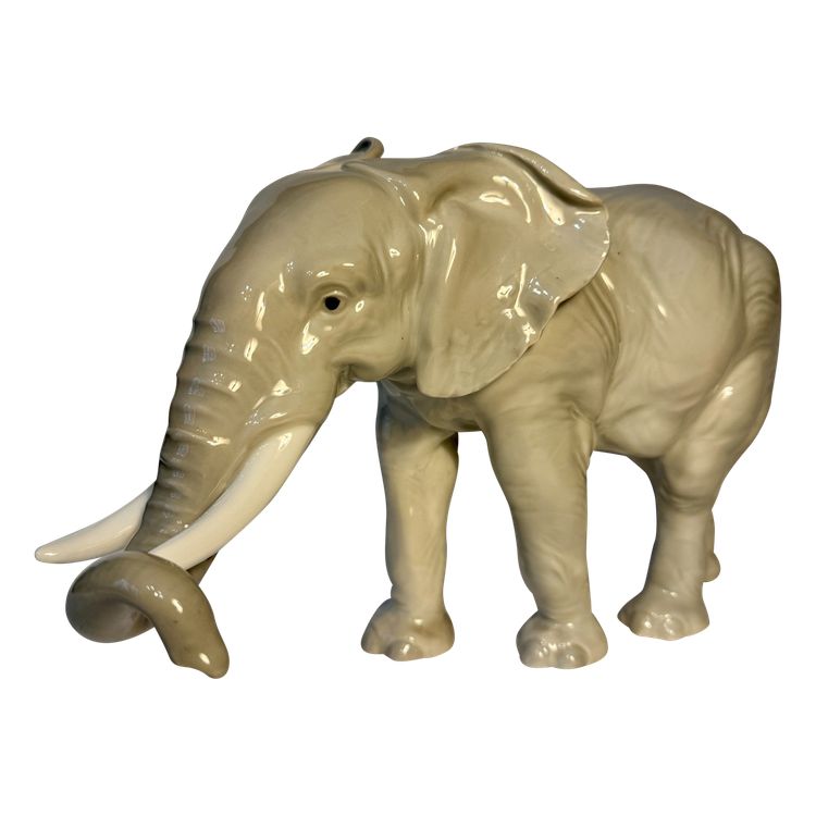 Elephant in Saxon porcelain - Karl Ens - Large model