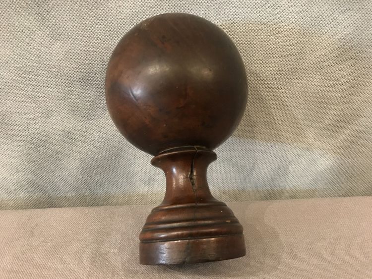 Palla da scala in legno massiccio, probabilmente noce del XIX secolo