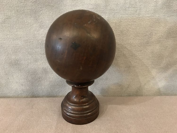 Palla da scala in legno massiccio, probabilmente noce del XIX secolo
