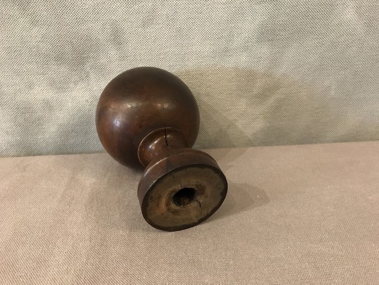 Palla da scala in legno massiccio, probabilmente noce del XIX secolo