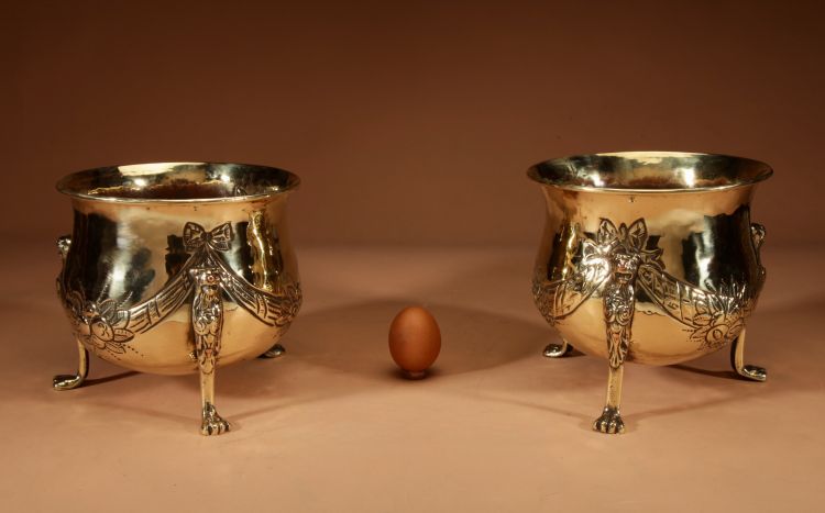 Pair of decorative planters in embossed brass, dinanderie style.