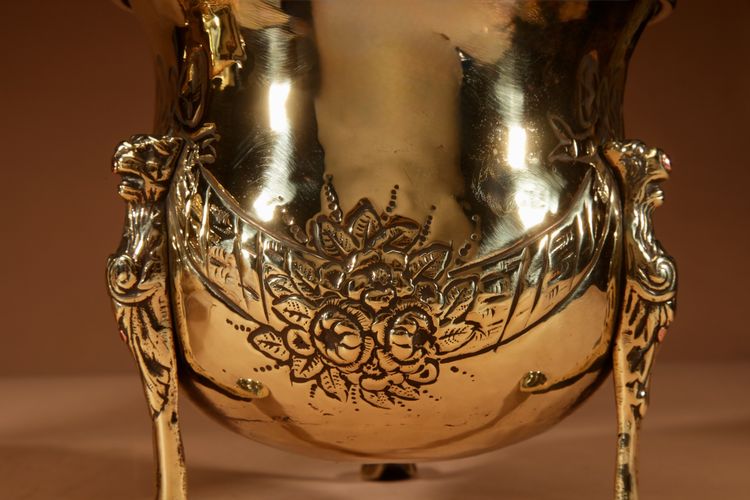 Pair of decorative planters in embossed brass, dinanderie style.