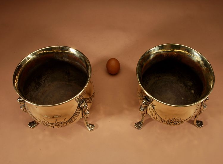Pair of decorative planters in embossed brass, dinanderie style.