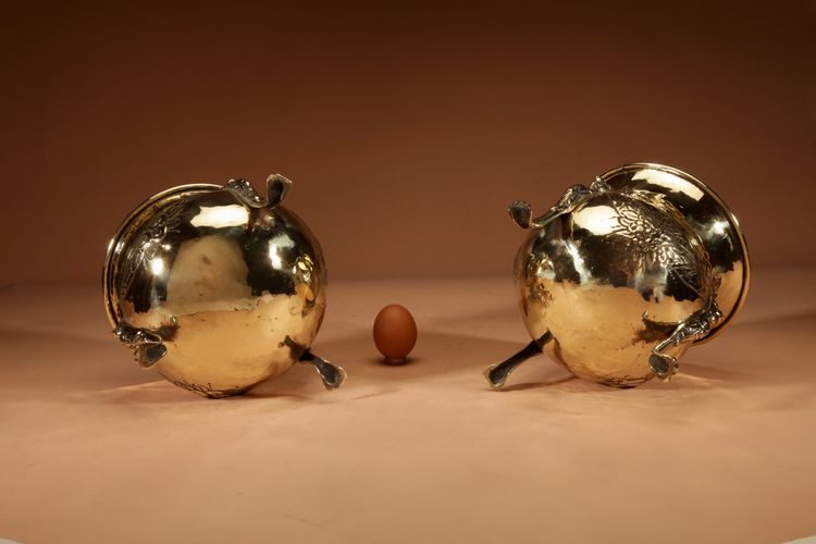 Pair of decorative planters in embossed brass, dinanderie style.