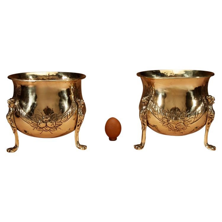 Pair of decorative planters in embossed brass, dinanderie style.