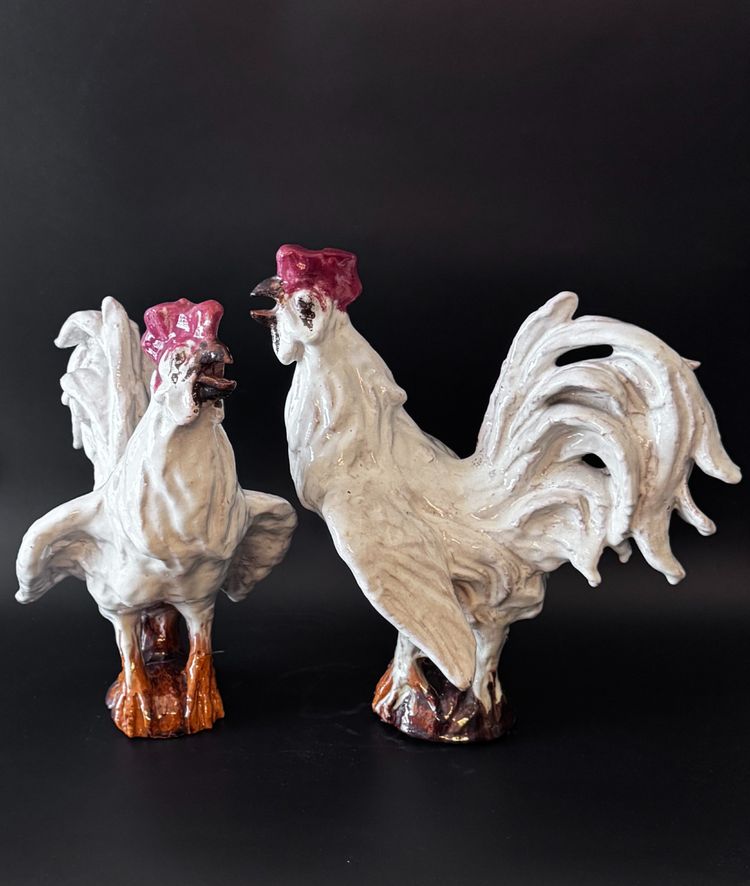 Pair of roosters in white glazed terracotta - Sculpture - Barbotine