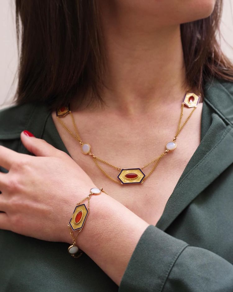 Bracelet cornaline Premier Empire en or 18k, Collier ancien vers 1810, or émail, Bijou Ancien