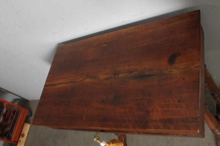 Petite table ancienne - Bureau Charles X 1830 en marqueterie de noyer et érable. Mesure 73 X 42 H 75