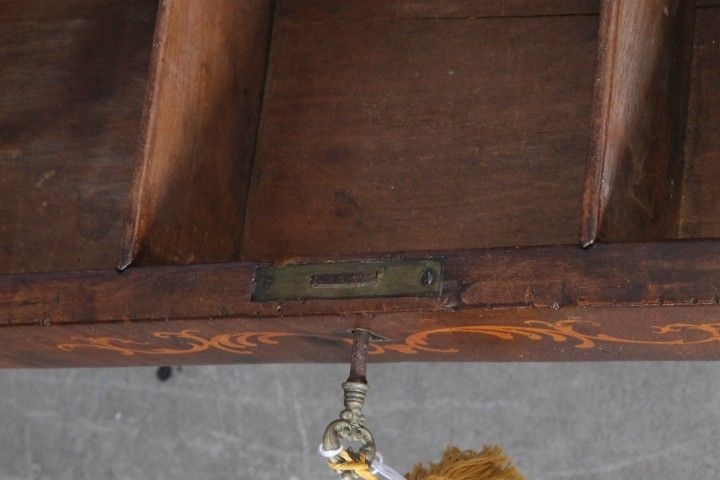 Petite table ancienne - Bureau Charles X 1830 en marqueterie de noyer et érable. Mesure 73 X 42 H 75