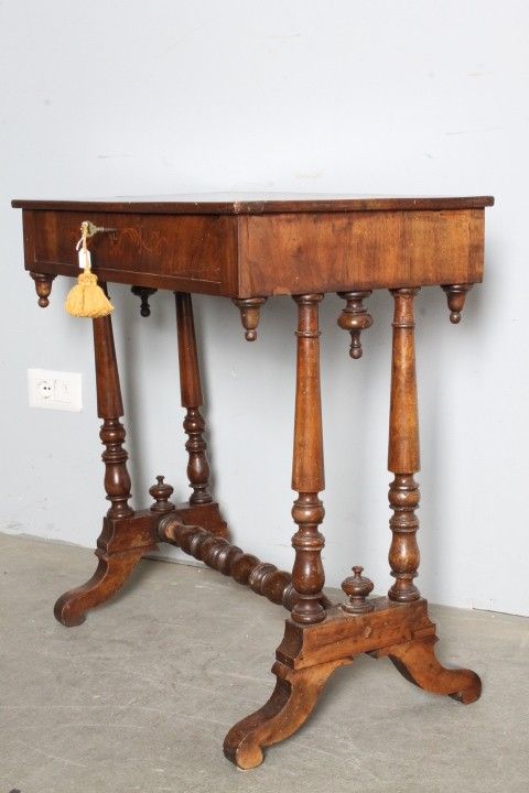 Petite table ancienne - Bureau Charles X 1830 en marqueterie de noyer et érable. Mesure 73 X 42 H 75