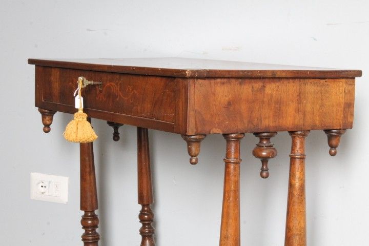 Petite table ancienne - Bureau Charles X 1830 en marqueterie de noyer et érable. Mesure 73 X 42 H 75