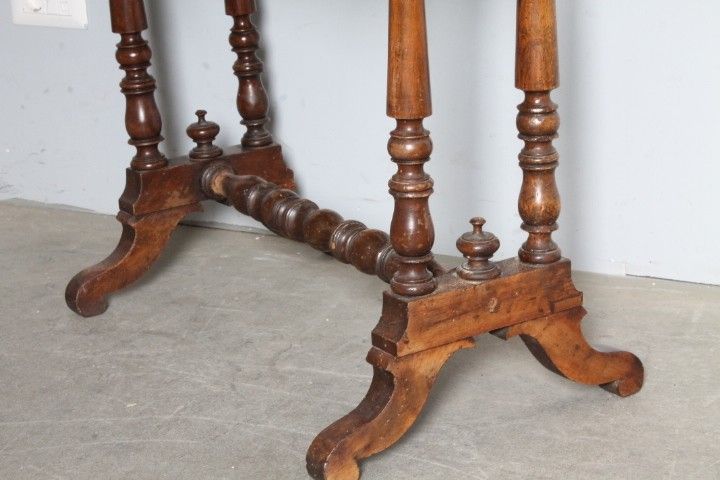 Petite table ancienne - Bureau Charles X 1830 en marqueterie de noyer et érable. Mesure 73 X 42 H 75