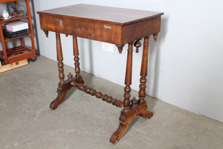 Petite table ancienne - Bureau Charles X 1830 en marqueterie de noyer et érable. Mesure 73 X 42 H 75