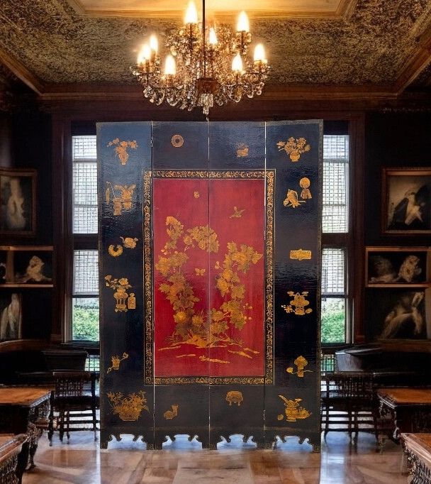 LARGE CHINESE CANTON PARALAVENT IN RED, BLACK AND GOLD LAQUER FROM THE LAQUERS OF THE LAQUERS OF THE LAST 18TH AND EARLY 19TH CENTURIES
