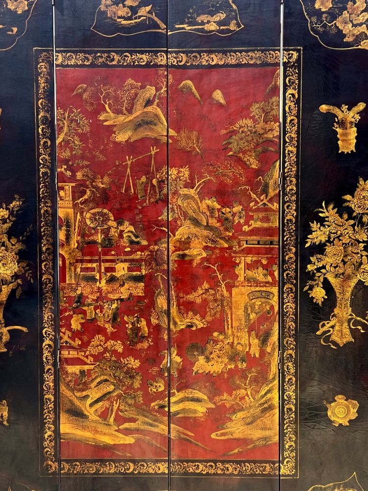 LARGE CHINESE CANTON PARALAVENT IN RED, BLACK AND GOLD LAQUER FROM THE LAQUERS OF THE LAQUERS OF THE LAST 18TH AND EARLY 19TH CENTURIES