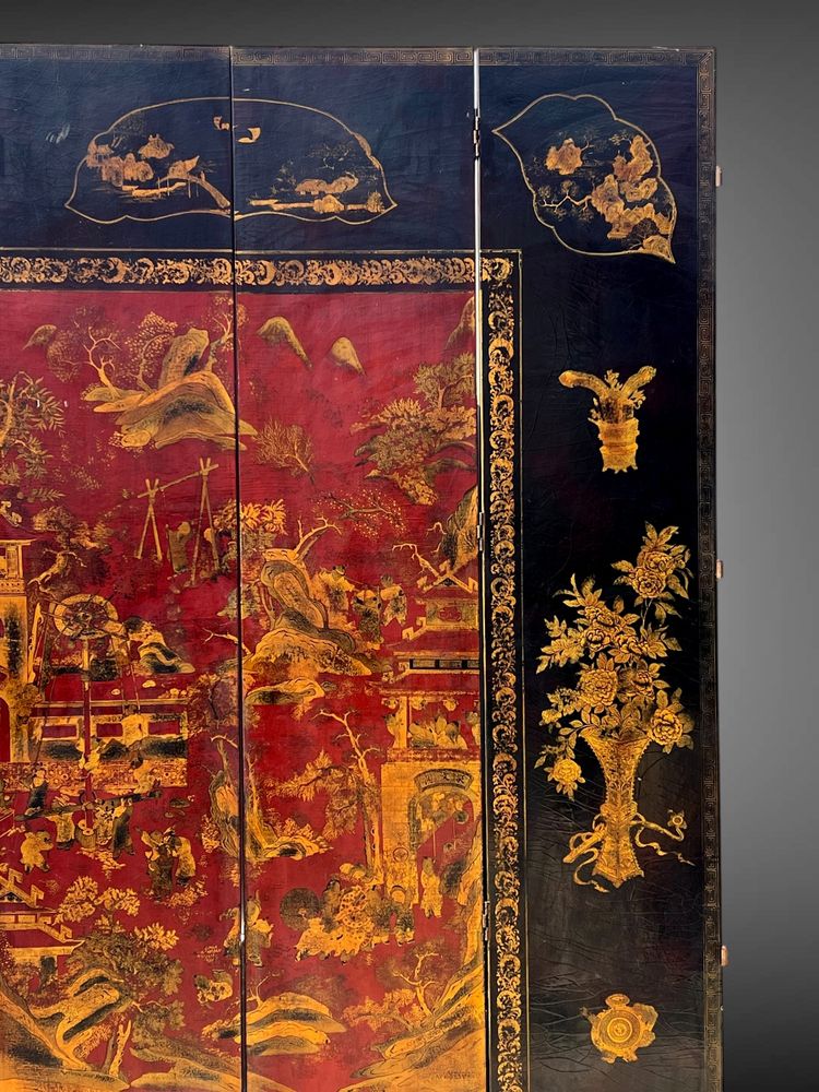 LARGE CHINESE CANTON PARALAVENT IN RED, BLACK AND GOLD LAQUER FROM THE LAQUERS OF THE LAQUERS OF THE LAST 18TH AND EARLY 19TH CENTURIES