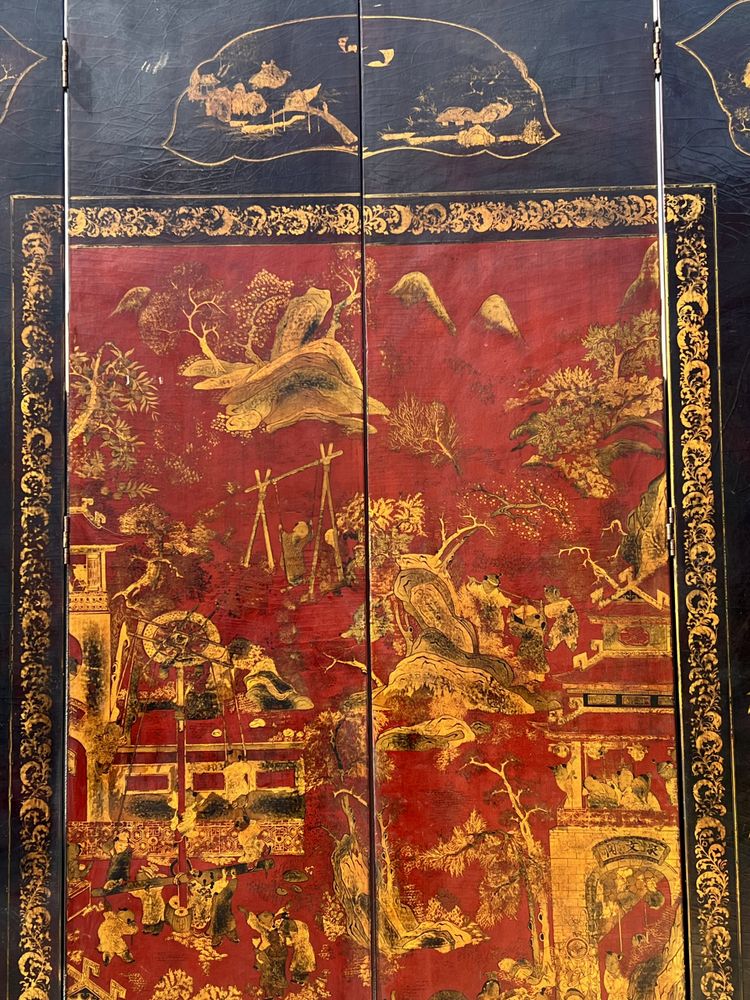LARGE CHINESE CANTON PARALAVENT IN RED, BLACK AND GOLD LAQUER FROM THE LAQUERS OF THE LAQUERS OF THE LAST 18TH AND EARLY 19TH CENTURIES