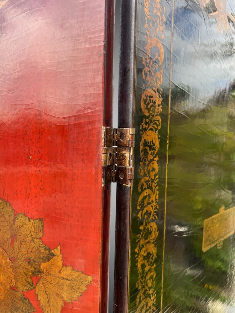 LARGE CHINESE CANTON PARALAVENT IN RED, BLACK AND GOLD LAQUER FROM THE LAQUERS OF THE LAQUERS OF THE LAST 18TH AND EARLY 19TH CENTURIES