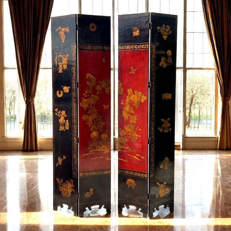 LARGE CHINESE CANTON PARALAVENT IN RED, BLACK AND GOLD LAQUER FROM THE LAQUERS OF THE LAQUERS OF THE LAST 18TH AND EARLY 19TH CENTURIES