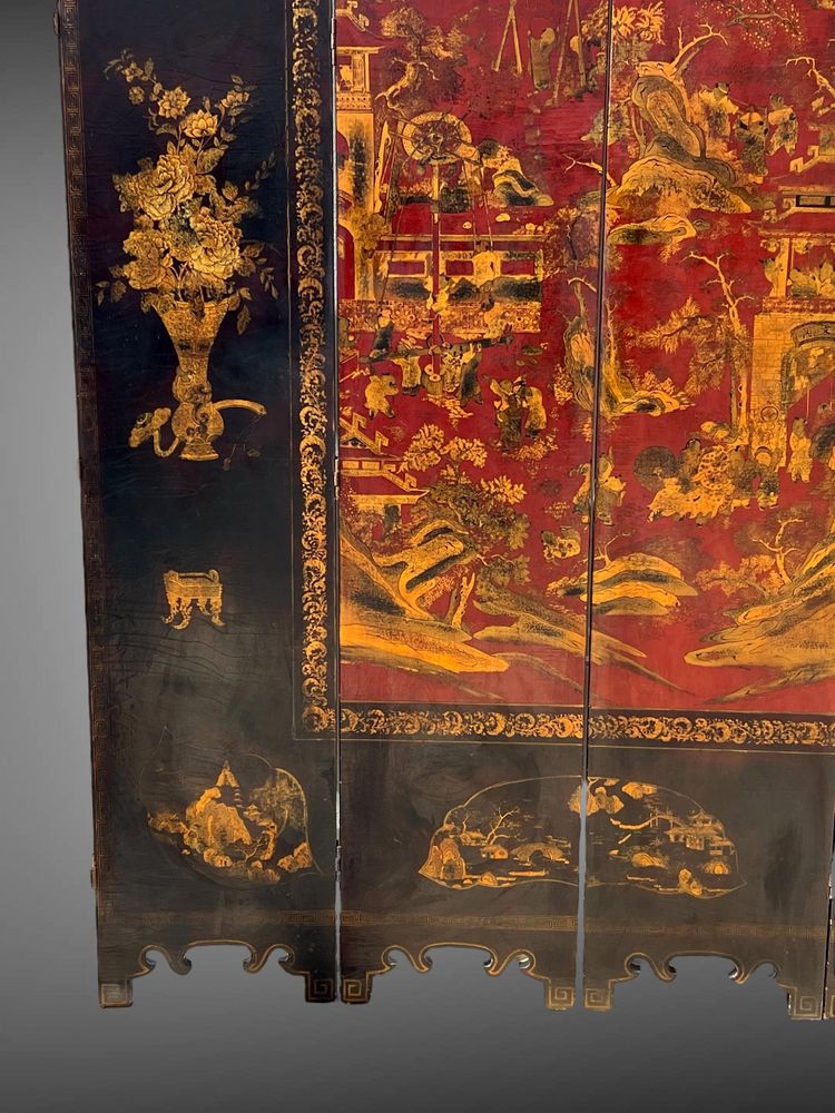 LARGE CHINESE CANTON PARALAVENT IN RED, BLACK AND GOLD LAQUER FROM THE LAQUERS OF THE LAQUERS OF THE LAST 18TH AND EARLY 19TH CENTURIES