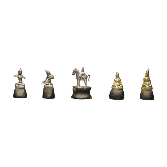 Tibet, XIXème siècle, Rare ensemble de cinq figurines du panthéon bouddhiste en argent finement ciselé