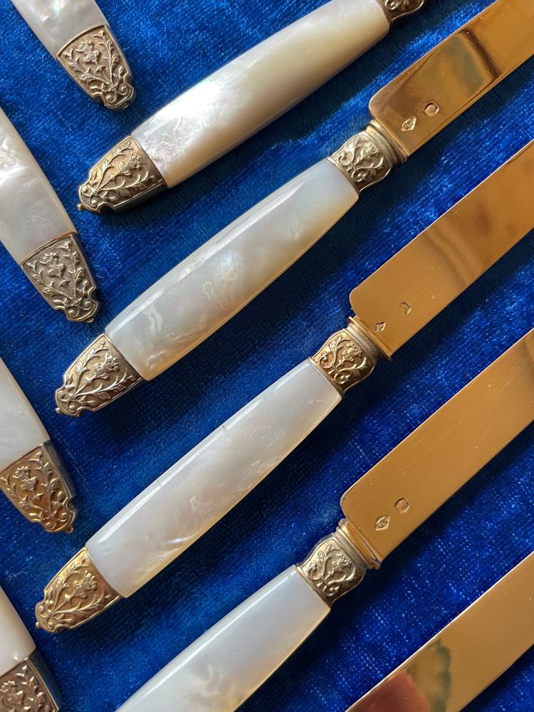 15 mother-of-pearl and vermeil fruit knives.