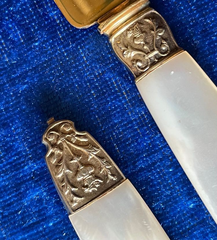 15 mother-of-pearl and vermeil fruit knives.