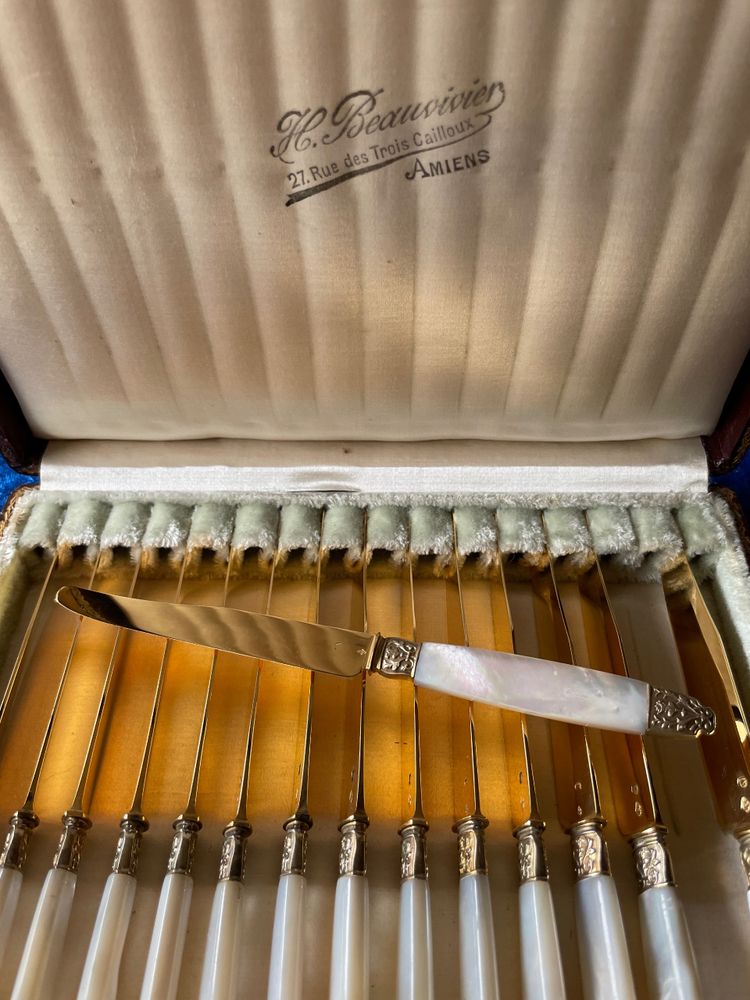 15 mother-of-pearl and vermeil fruit knives.