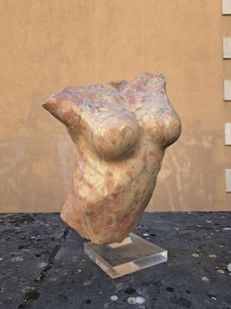 Jacques Le Bescond (1945), Busto di donna in marmo in stile antico
