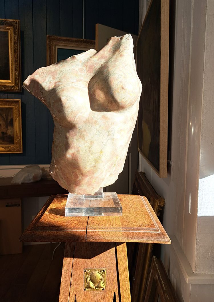 Jacques Le Bescond (1945), Busto di donna in marmo in stile antico