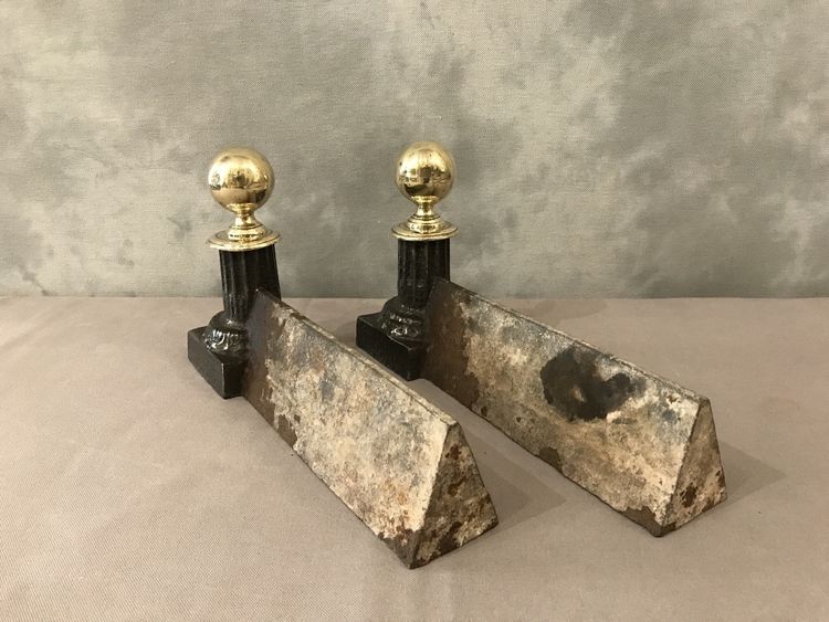 Coppia di piccoli androni antichi in ghisa e ottone del XIX secolo