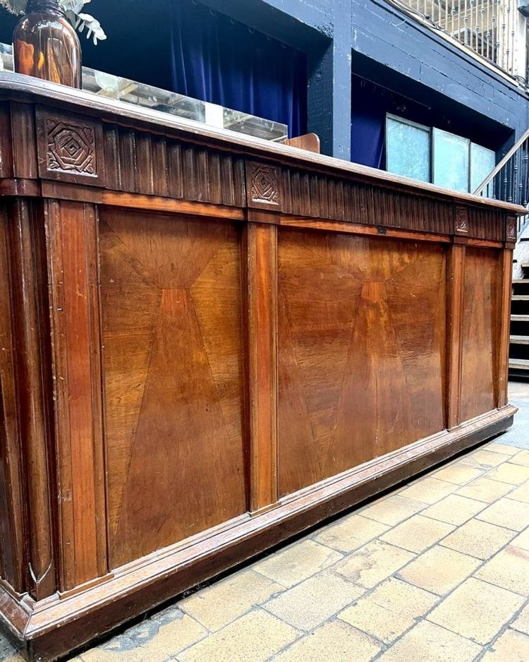 Bar avec façade en marqueterie des années 50