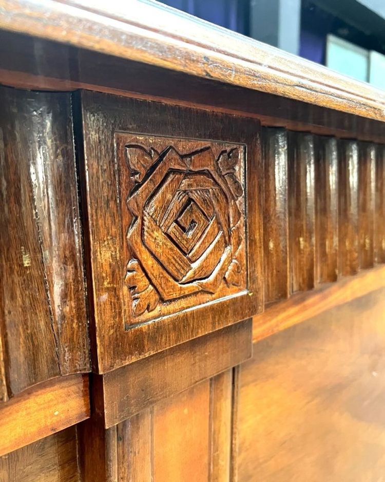 Bar avec façade en marqueterie des années 50