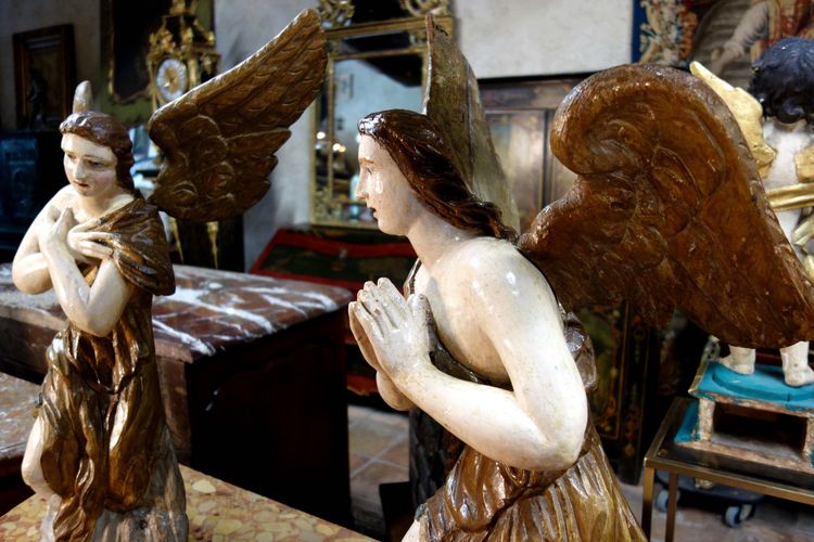 Coppia di angeli in legno policromato, XVIII secolo