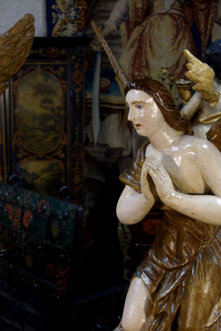 Coppia di angeli in legno policromato, XVIII secolo