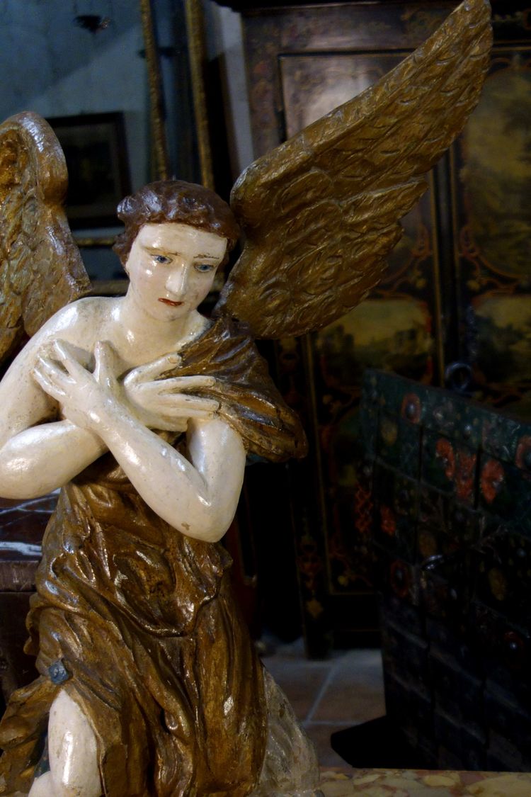 Coppia di angeli in legno policromato, XVIII secolo