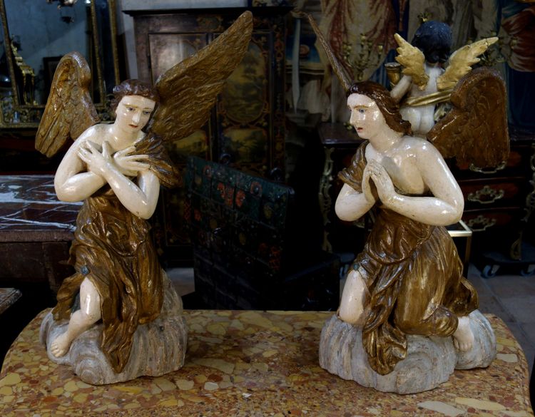 Coppia di angeli in legno policromato, XVIII secolo