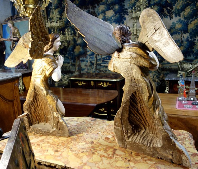 Coppia di angeli in legno policromato, XVIII secolo