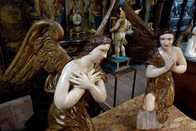 Coppia di angeli in legno policromato, XVIII secolo