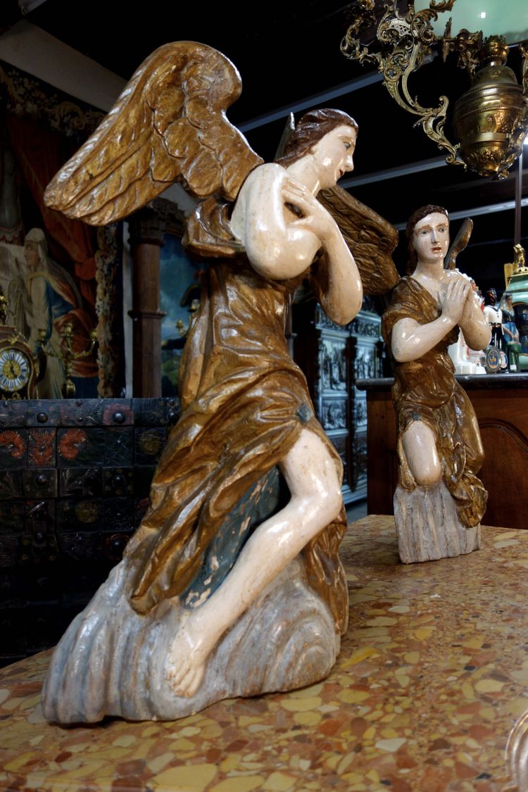 Coppia di angeli in legno policromato, XVIII secolo