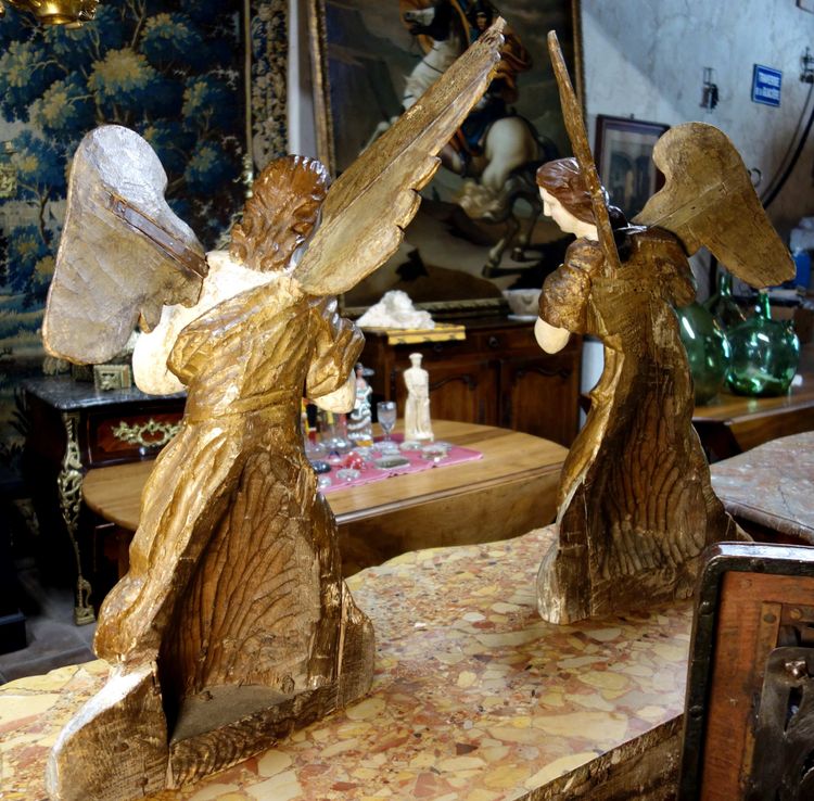 Coppia di angeli in legno policromato, XVIII secolo