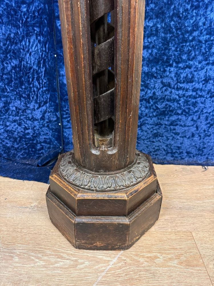 Pedestal / staircase: 18th century column with worm screw inside