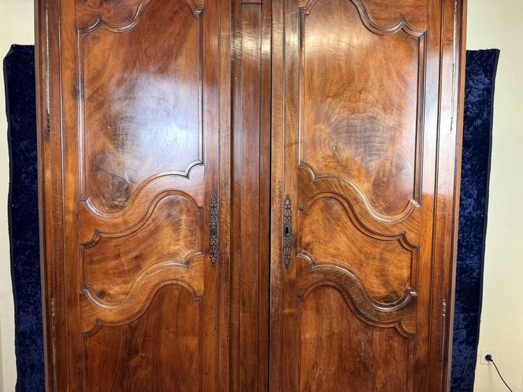 Magnificent Louis XV period cabinet in solid walnut circa 1750