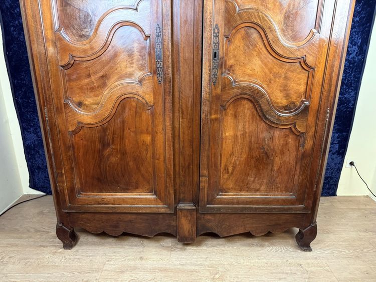 Magnificent Louis XV period cabinet in solid walnut circa 1750