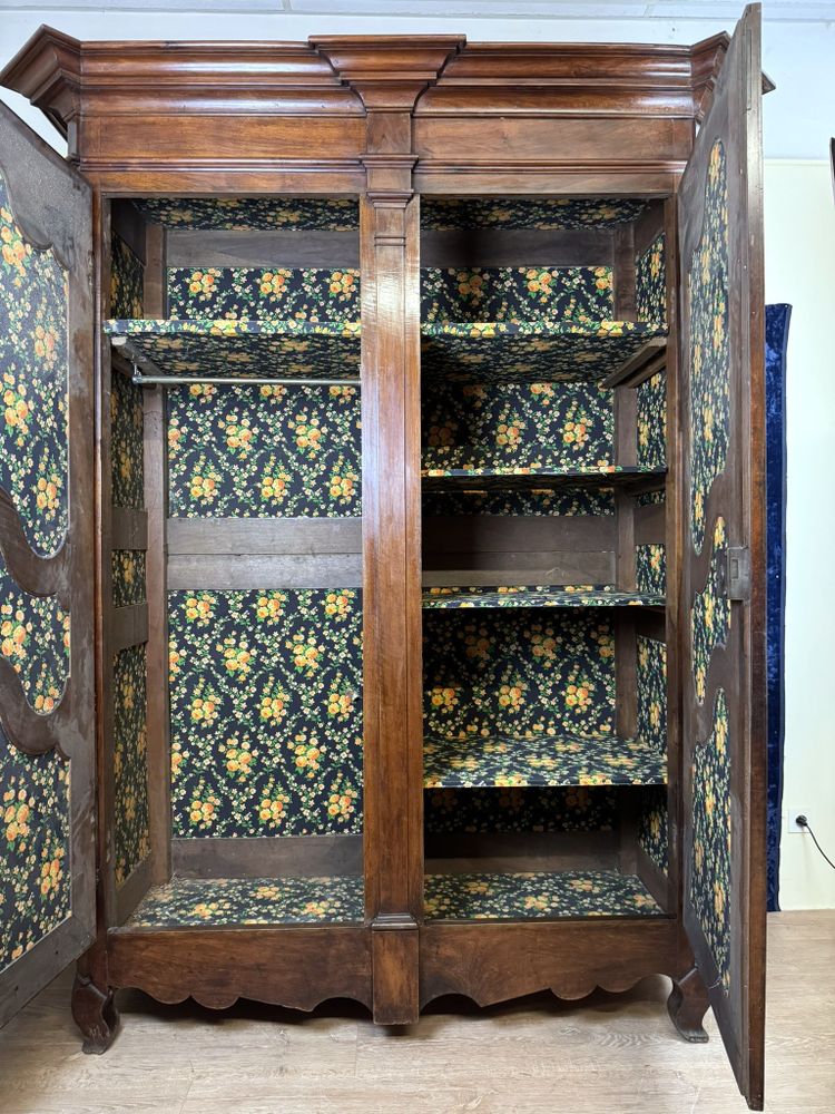 Magnificent Louis XV period cabinet in solid walnut circa 1750
