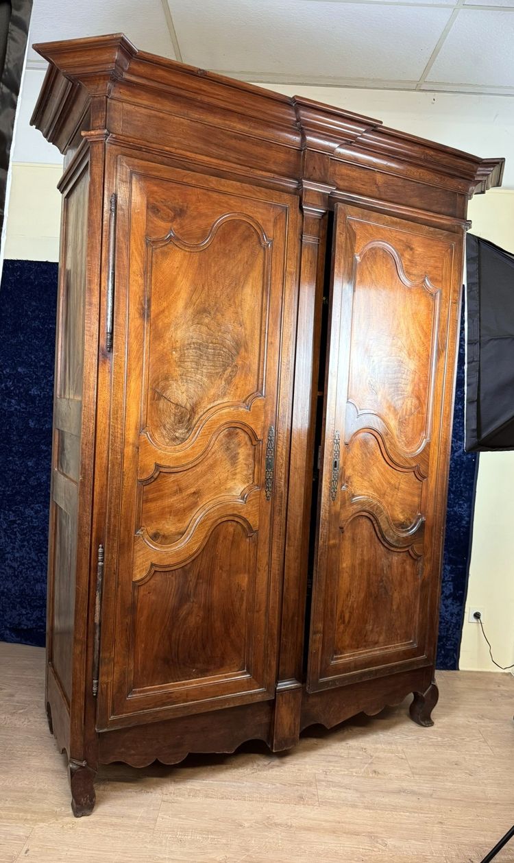 Magnificent Louis XV period cabinet in solid walnut circa 1750