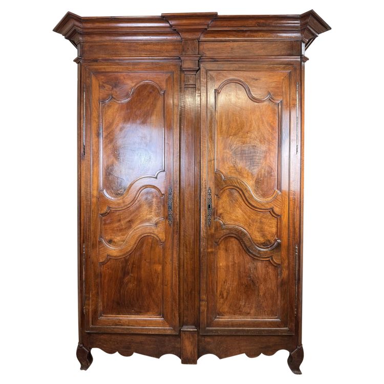 Magnificent Louis XV period cabinet in solid walnut circa 1750